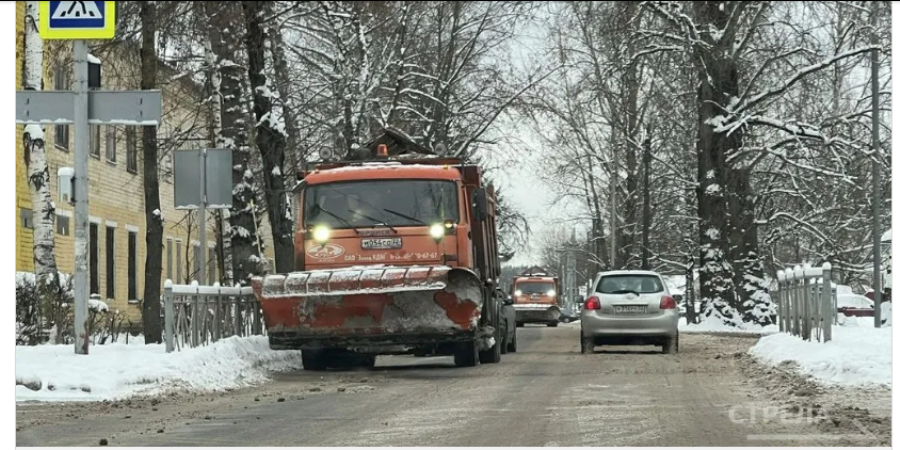 В Брянске коммунальные  службы продолжают борьбу с последствиями снегопада
