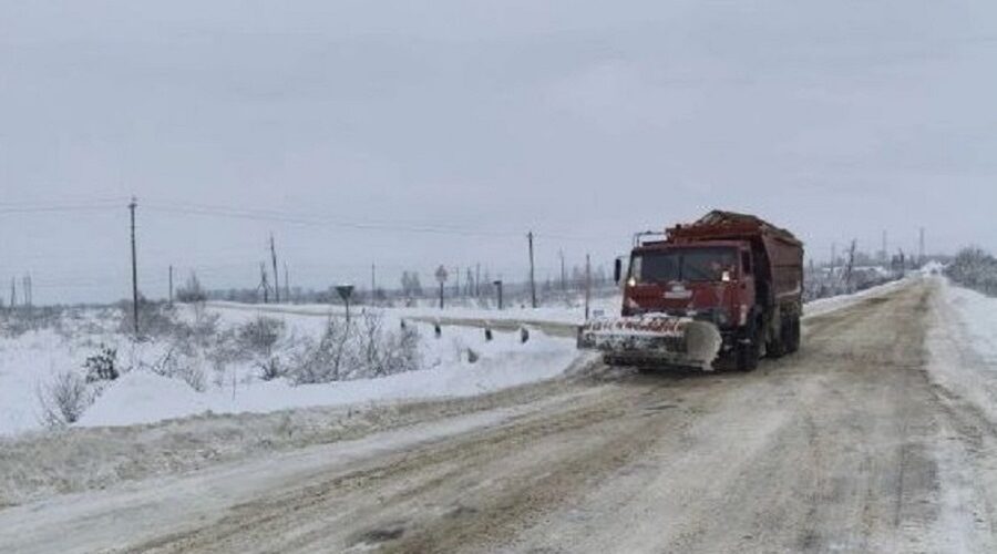 В Брянской области продолжают очищать от снега автодороги