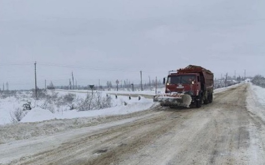 В Брянской области продолжают очищать от снега автодороги