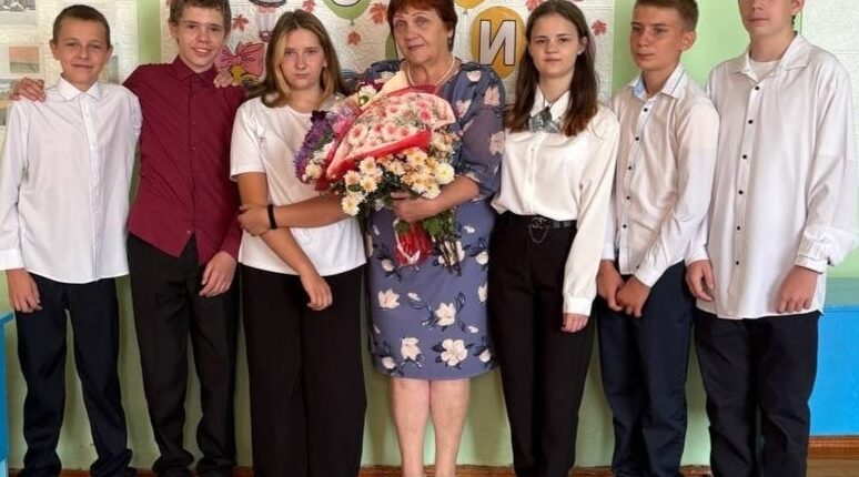 Поздравили с днем рождения и с Днем Татьяны педагога Малощербиничской школы