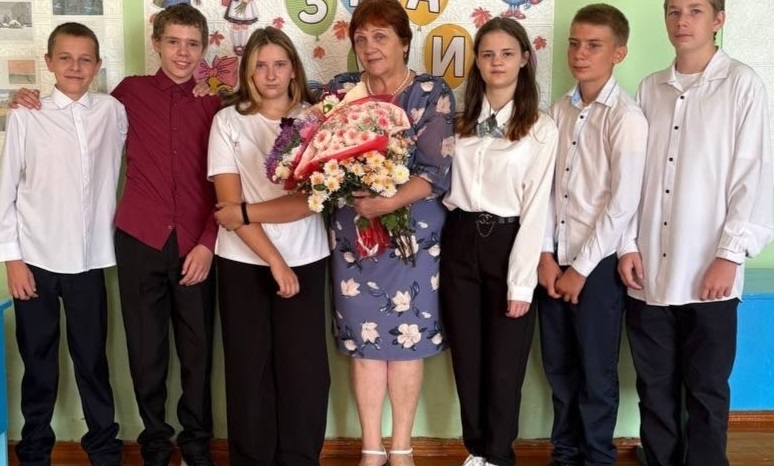 Поздравили с днем рождения и с Днем Татьяны педагога Малощербиничской школы