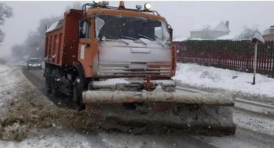 В Комаричском районе Брянщины вся техника задействована на уборке снега