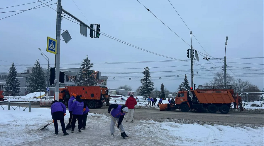 Брянская молодежь активно помогает устранять последствия снегопада