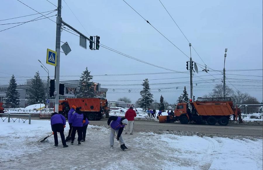 Брянская молодежь активно помогает устранять последствия снегопада