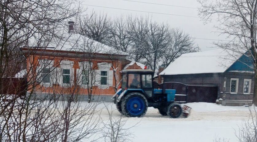 В Злынковском районе борьба со  снегом проходит в сложных условиях