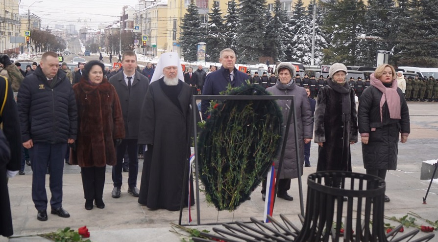 В Брянске возложили цветы к Вечному огню