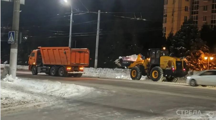 Брянские дороги с ночи расчищает от снега спецтехника