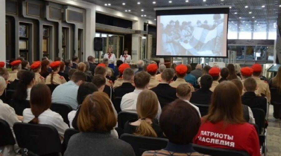 В  музее Брянска открылась выставка «Кремлёвский полк на страже государства»