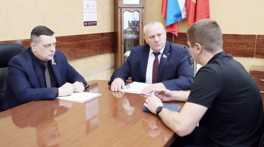 Председатель Брянской облдумы встретился с участником программы «Брянские герои» Егором Сычевым