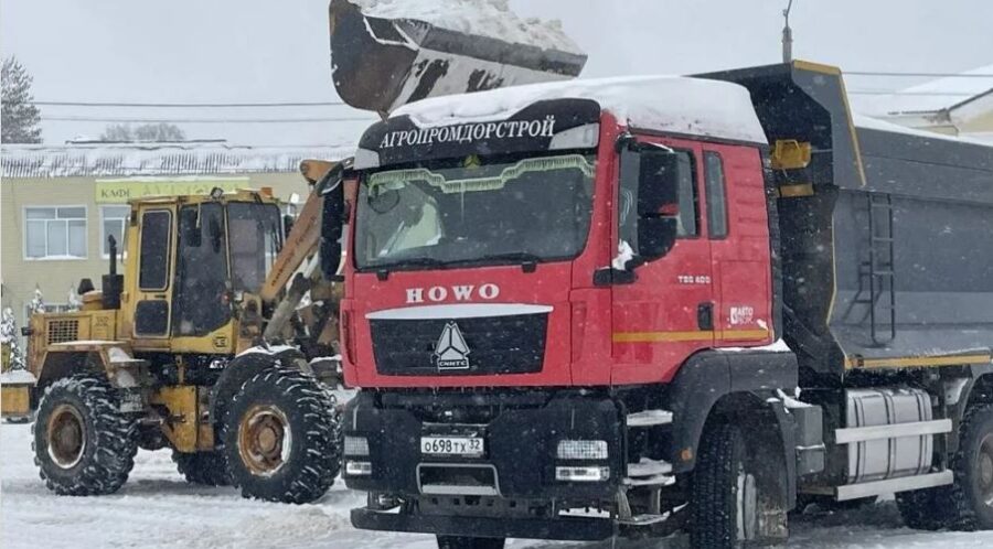 Идет уборка снега в Дубровском, Трубчевском и Навлинском районах Брянской области