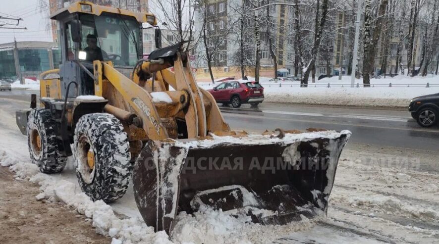 Снег в Брянске убирают 75 спецмашин