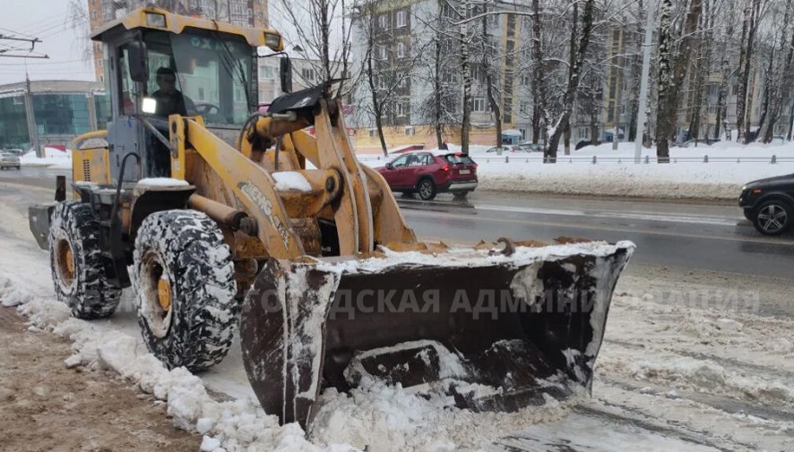 Снег в Брянске убирают 75 спецмашин