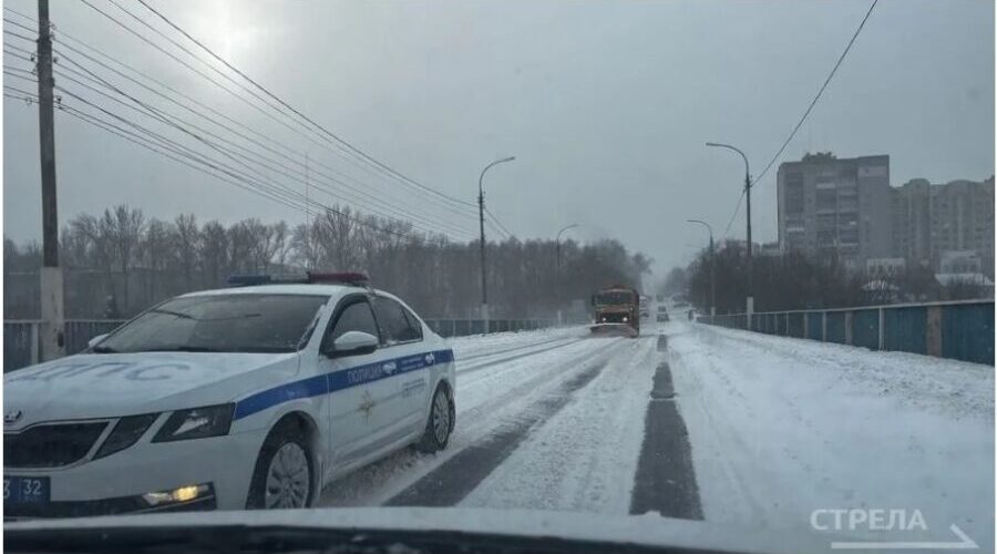 Во всех районах Брянска в эти минуты работает снегоуборочная техника