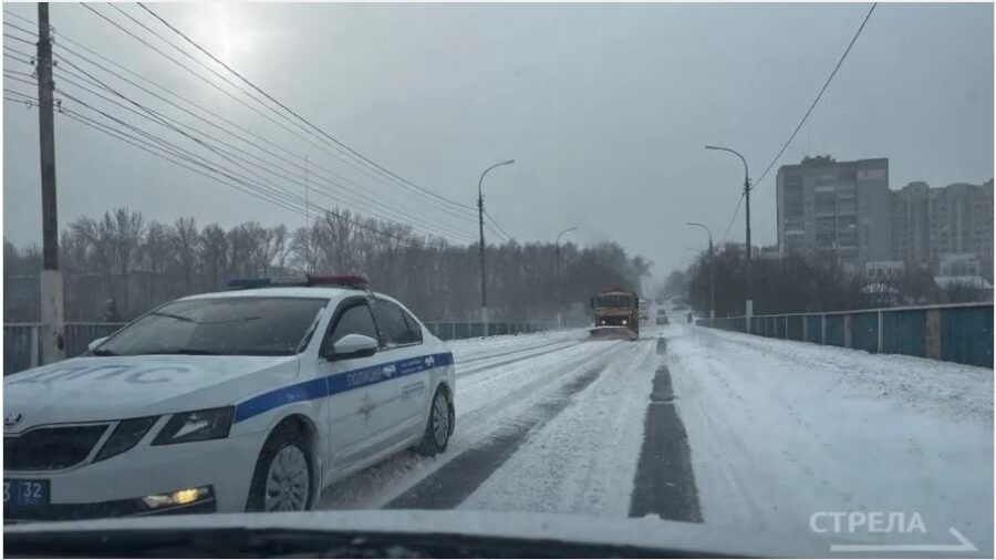 Во всех районах Брянска в эти минуты работает снегоуборочная техника