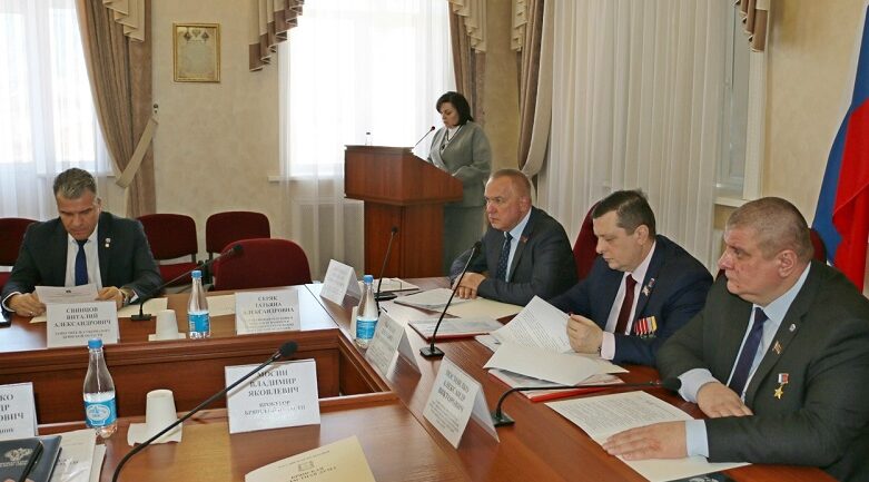 В Брянской Думе рассмотрели вопросы  помощи ветеранам и участникам СВО