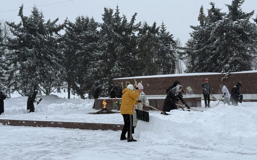 «Снежный десант» Брянска вышел на борьбу со снегопадом