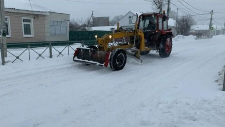 В брянских Новозыбкове, Жуковке и Карачеве устраняют последствия снегопада