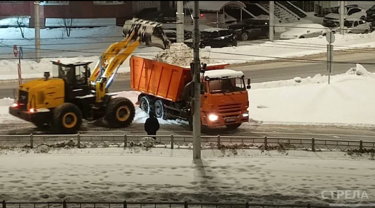 В Брянске продолжаются работы по уборке снега