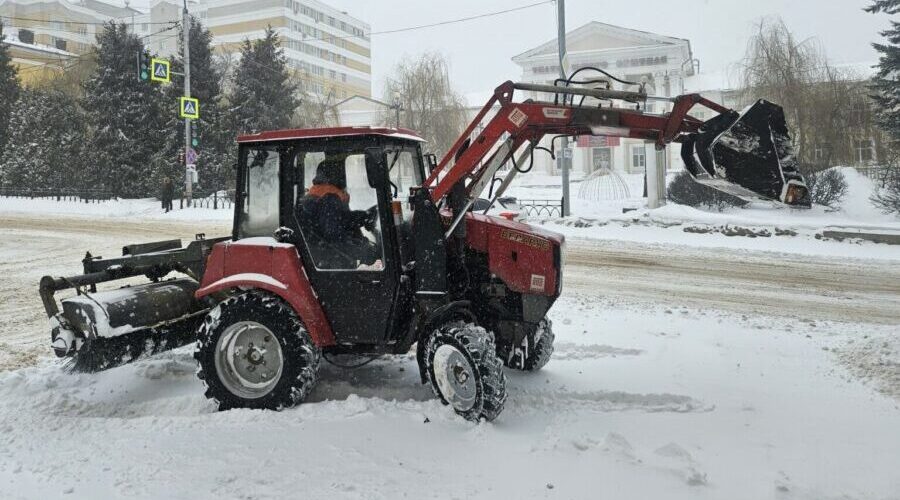 В Брянске техника за ночь привела в порядок центральные дороги