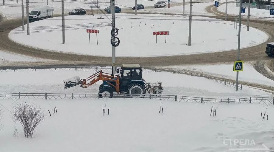 В Брянске активно убирают снег около соцобъектов и во дворах