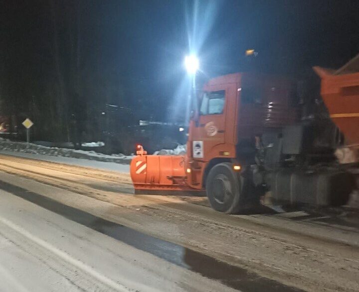 В Брянской области за минувшие выходные обработано около 5,5 тысяч километров автодорог