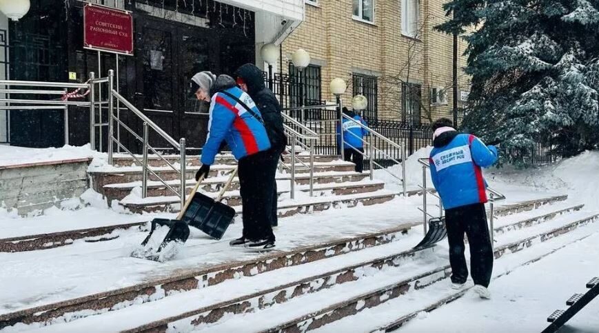 В Брянске коммунальщикам и дорожникам пришел на помощь «Снежный десант РСО»