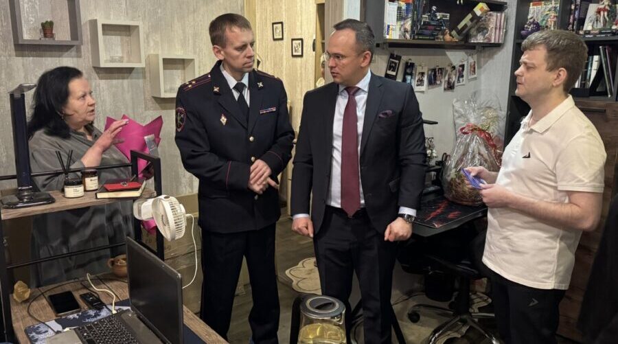 В Брянске в ходе Всероссийской акции «Нашим Героям» руководители навещают семьи участников СВО