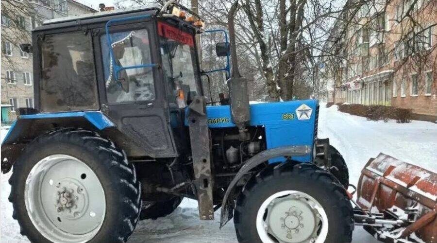 В областном центре и районах Брянской области управляющие компании убирают снег во дворах