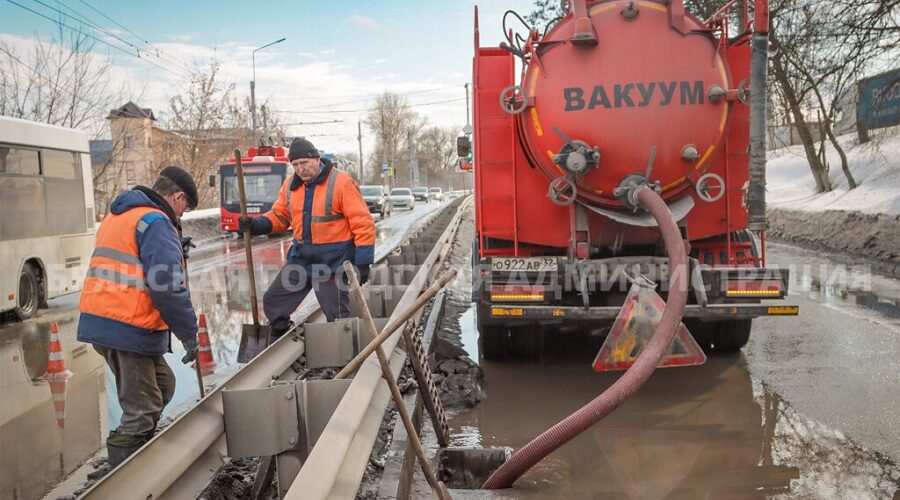 В Брянске ливнёвки чистят с помощью вакуумной техники