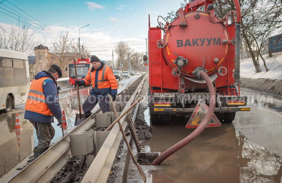 В Брянске ливнёвки чистят с помощью вакуумной техники