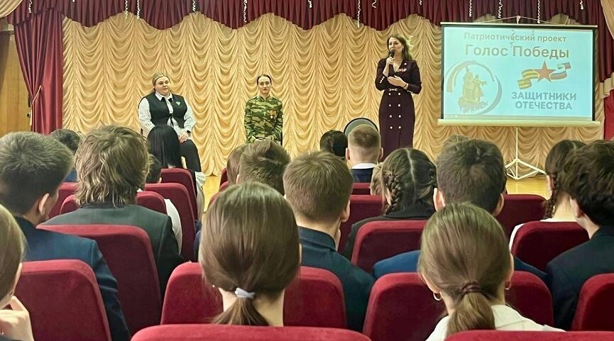 Брянские учащиеся  встретились  с ветераном СВО Юлией Сидоренок