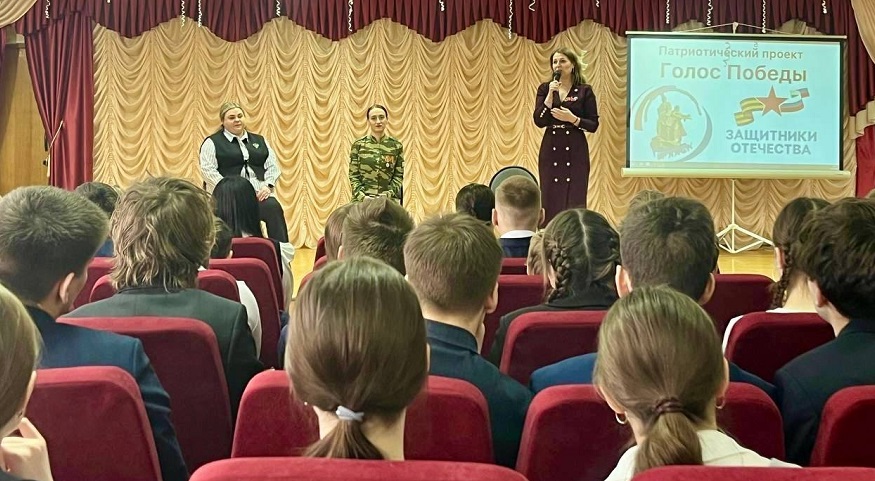 Брянские учащиеся  встретились  с ветераном СВО Юлией Сидоренок