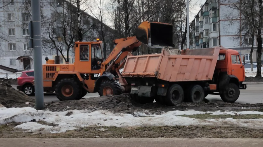 Следы зимы убирают с брянских дорог