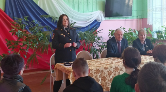 Злынковские студенты говорили о мошенниках