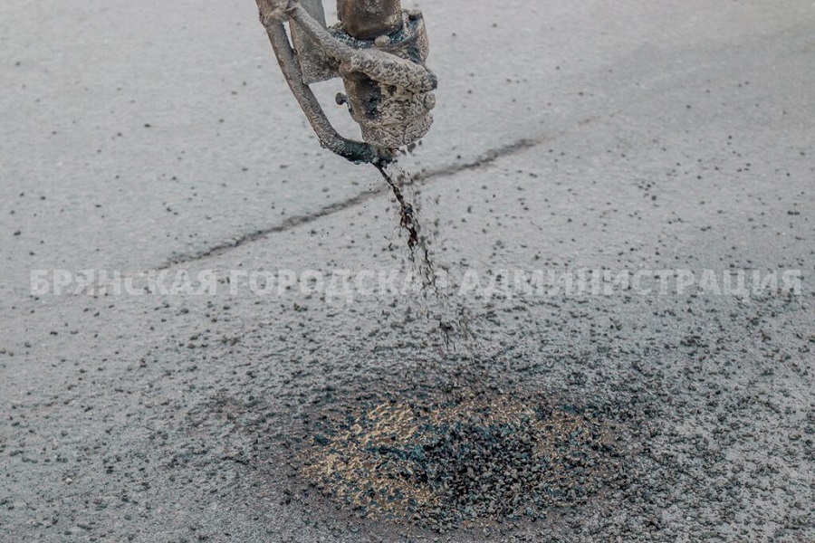 Работы по ремонту дорожного покрытия и благоустройству в Брянске