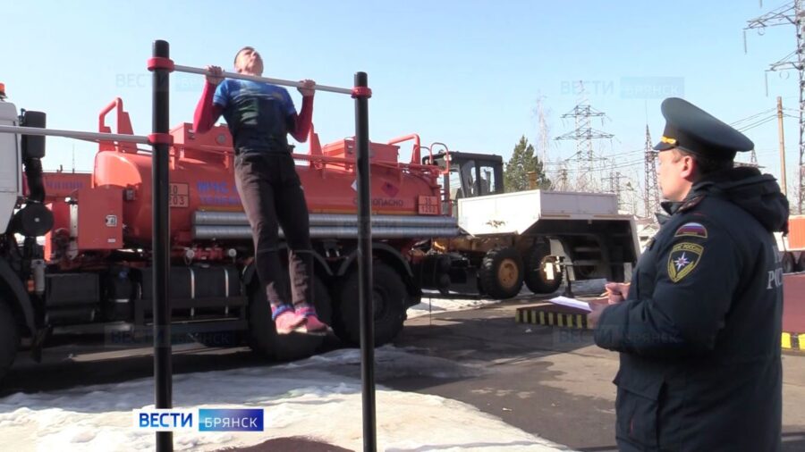 В Брянске в конкурсе спасателей лучшим пожарным стал Олег Хмелев