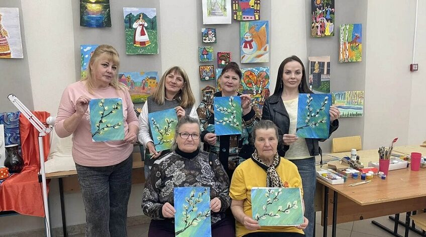 Члены  Злынковского клуба «Активное долголетие»  занимаются рисованием