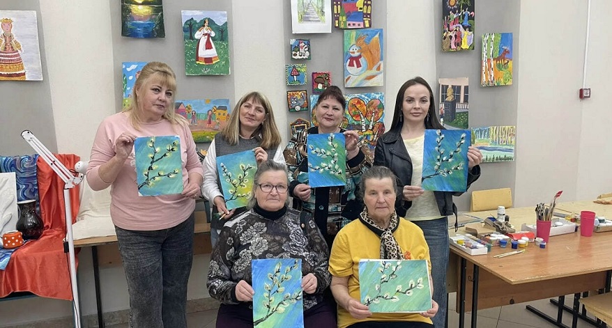 Члены  Злынковского клуба «Активное долголетие»  занимаются рисованием