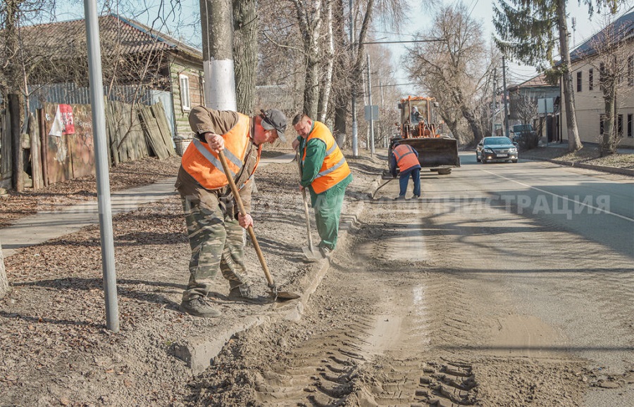 Дорожные службы Брянска очищают и моют улицы