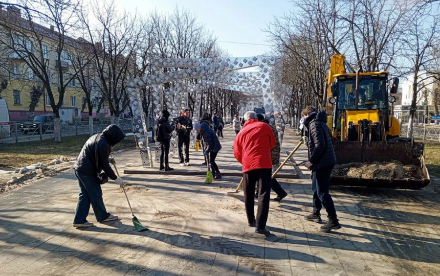 В Брянске очистили от мусора зеленые зоны города и места воинских захоронений