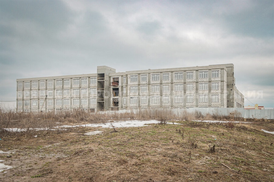 На улице Амосова почти завершили установку крыши в строящейся школе