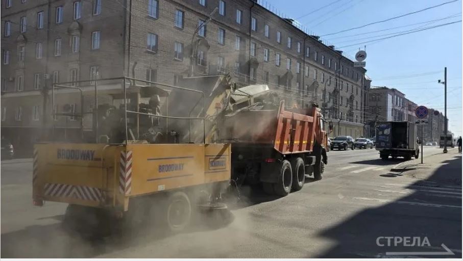 В Брянске убирают улицы после зимы