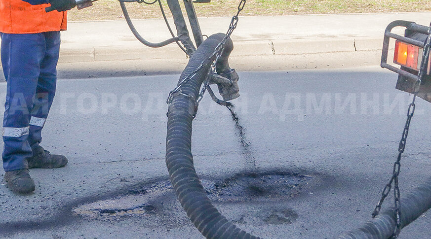 В Брянске восстанавливают асфальт во всех районах города