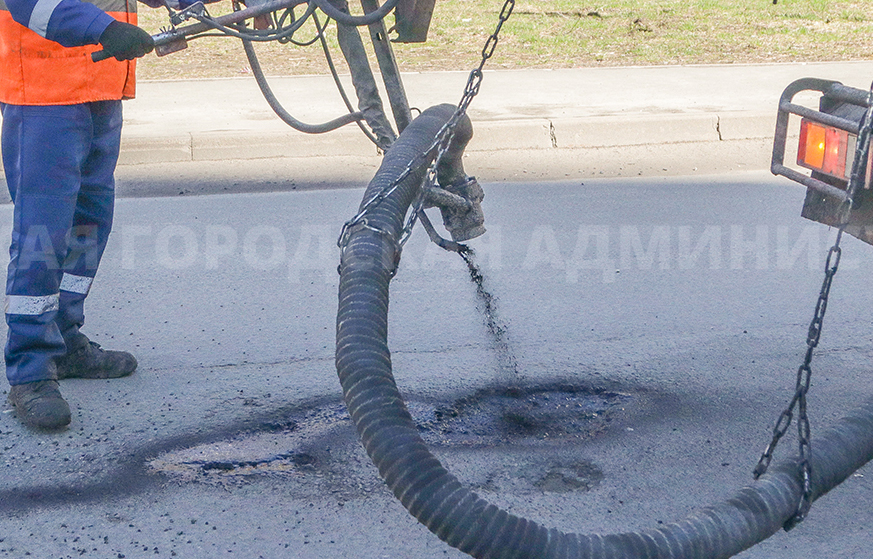 В Брянске восстанавливают асфальт во всех районах города