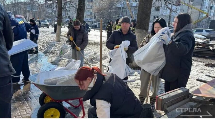 В Брянске волонтеры помогают в уборке пострадавших от удара ВСУ квартир