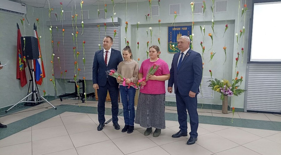 На Брянщине накануне 8 Марта детям-сиротам вручили ключи от квартир