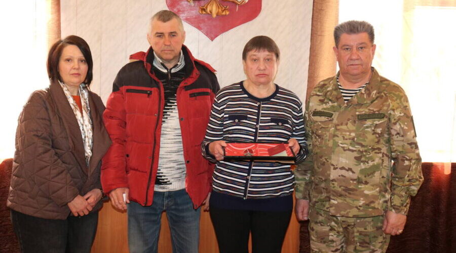 В брянском Стародубе матери погибшего бойца передали орден Мужества