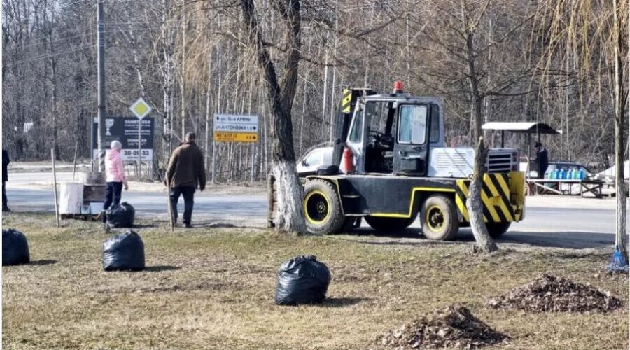 В Брянске в общегородском субботнике приняли участие 74 единицы техники