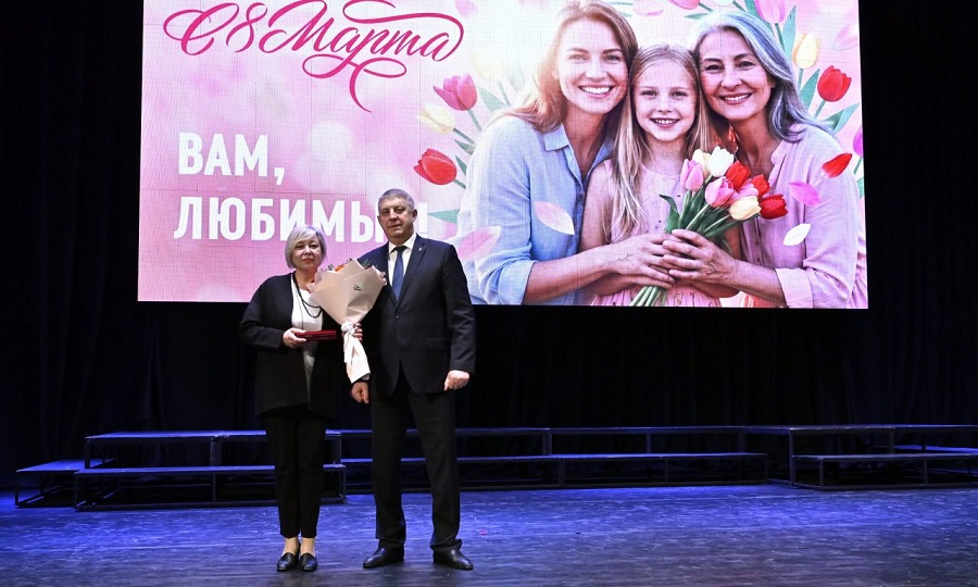 Александр Богомаз поздравил женщин с наступающим праздником 8 Марта