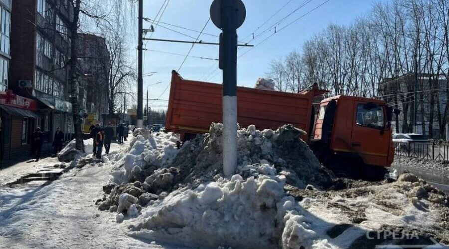 В Брянске продолжают убирать улицы от снега